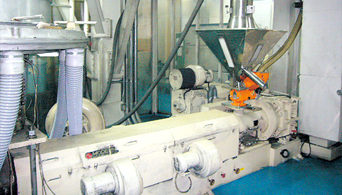 押し出し機（スクリュー内臓）